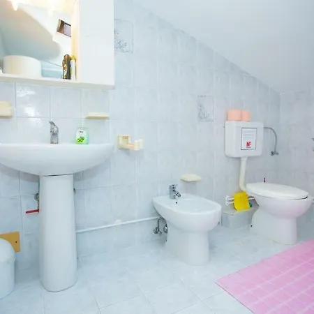 Apartman Leo Apartament *